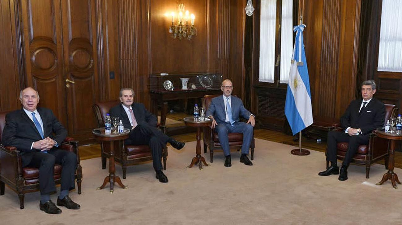 La Corte aceptó tratar la demanda de La Rioja contra el DNU de Milei pero después de la feria