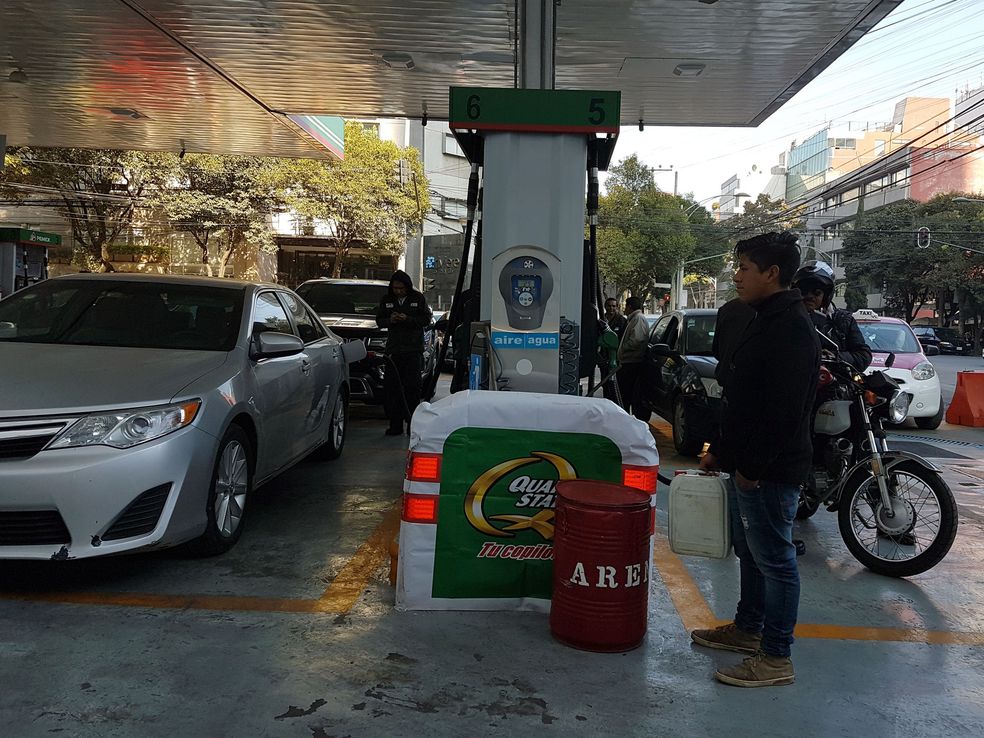 Mexicanos con tanques vacíos piden al gobierno resolver escasez