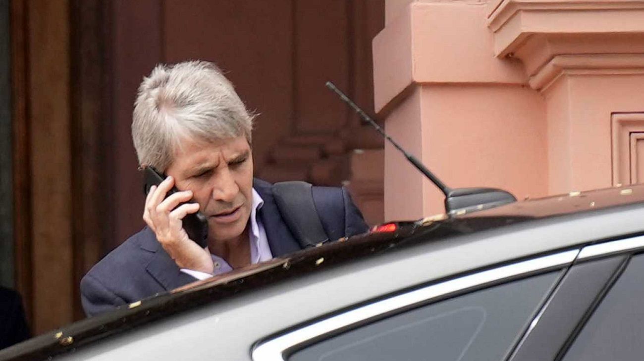Prueba de fuego para Caputo: licita títulos para desactivar la "bomba" del Banco Central