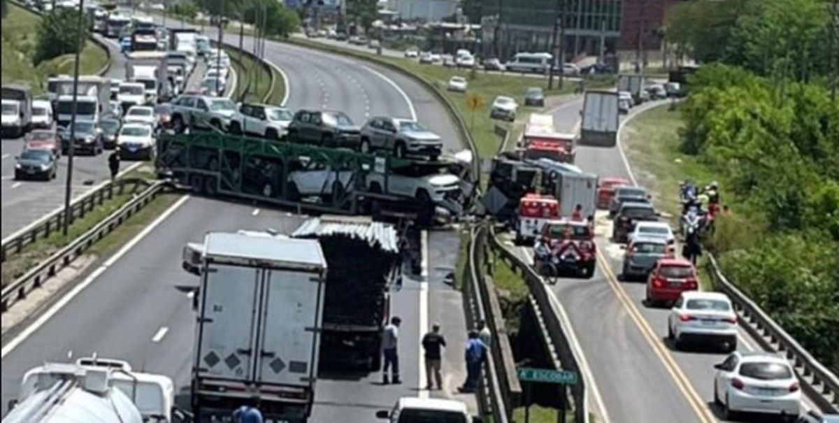 Impactante accidente en Panamericana provoca demoras por el choque de dos camiones
