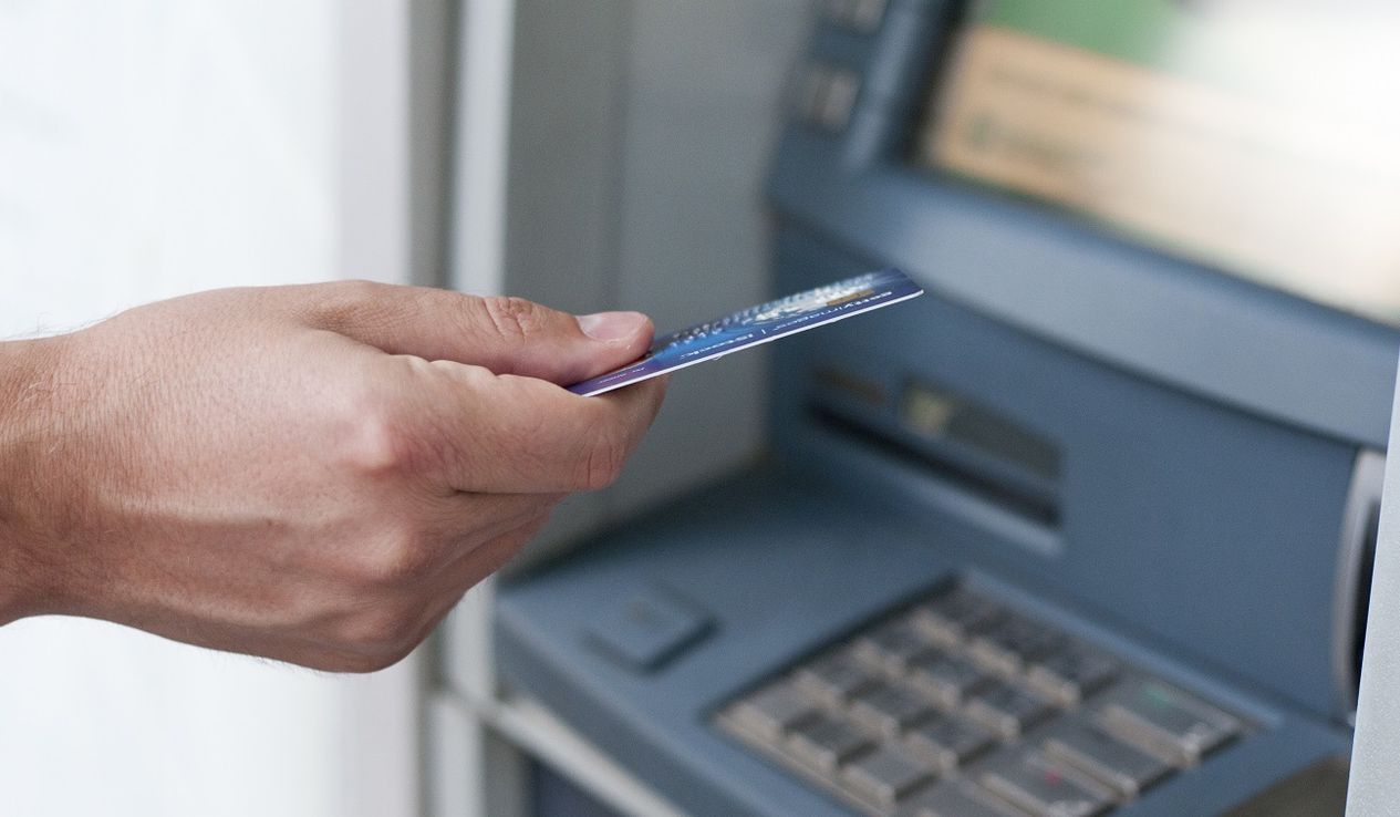 Cayó una banda que robó $4 millones clonando tarjetas: cómo prevenir estos ataques