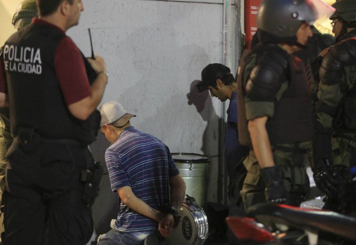 Corridas y piedrazos en una manifestación contra la OMC