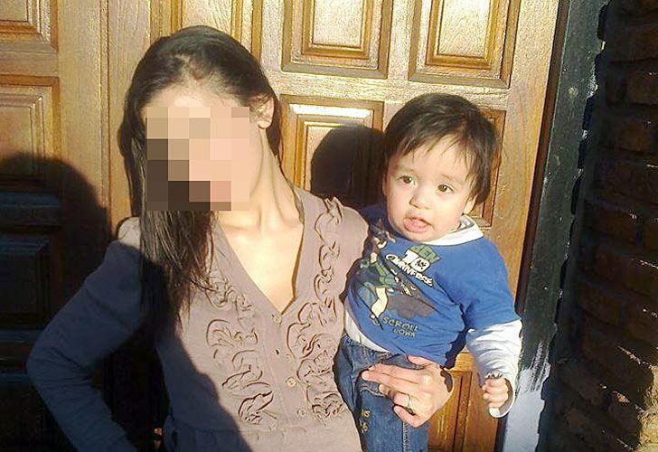 Matan a golpes a un bebé y detienen a su mamá y su pareja