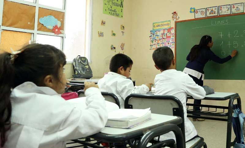 Docentes al límite: alta demanda, malestar físico y sobrecarga en las escuelas públicas