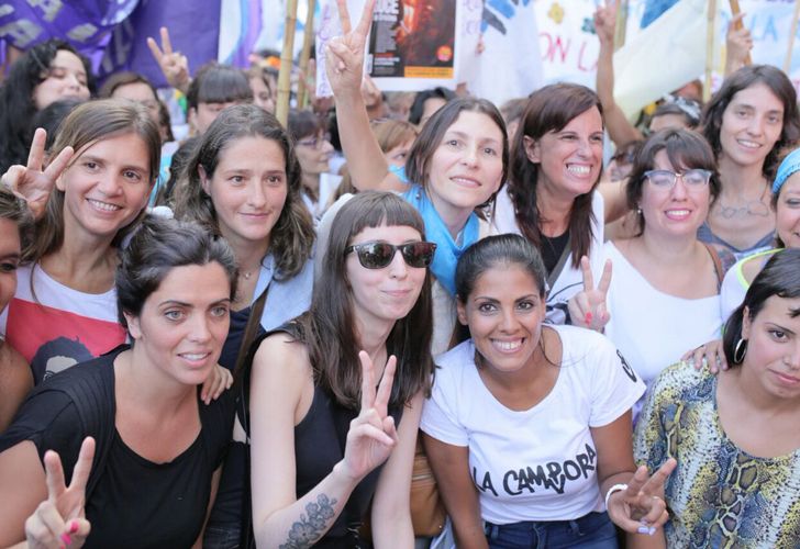 Florencia Kirchner: sonrisa, tatuaje y militancia en la calle