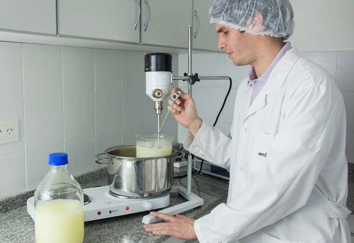 Desarrollan bocaditos, sopas y bebidas a partir de suero lácteo