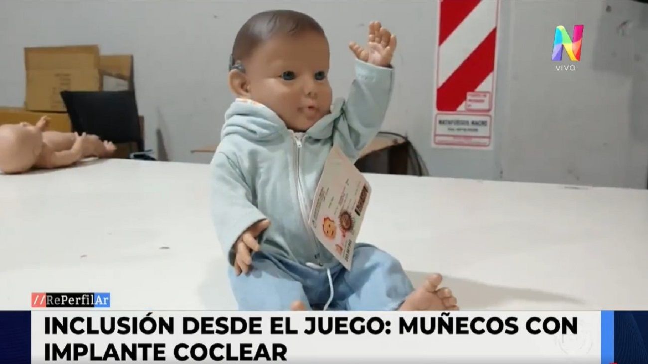Muñecos inclusivos: cómo son los juguetes con implante coclear para ayudar a los chicos con problemas auditivos