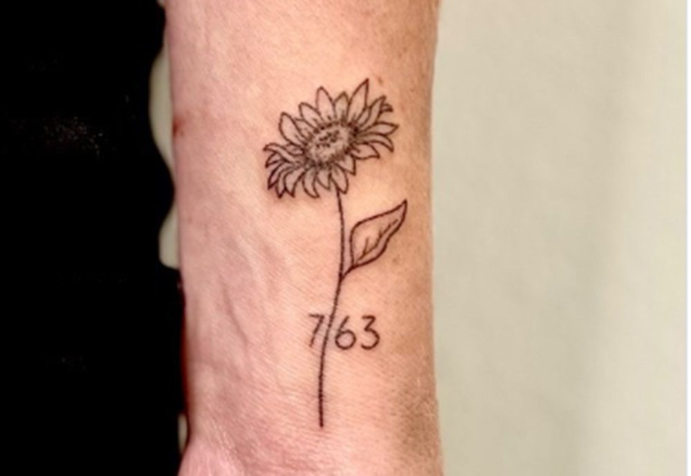 “Piezas conmemorativas”: la extraña técnica que mezcla tatuajes con cenizas de seres queridos