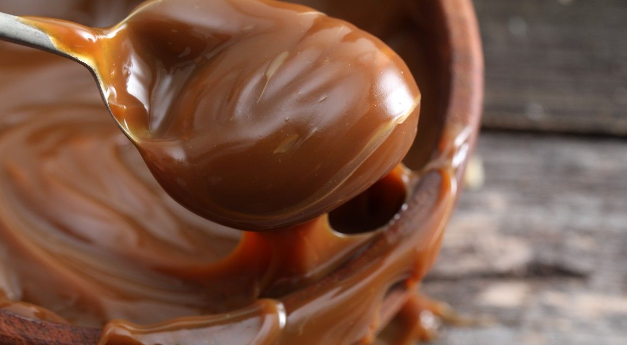 La ANMAT prohibió la venta de una reconocida marca de dulce de leche y un aceite de girasol