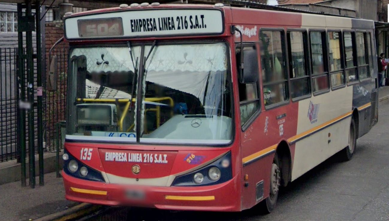 Un pasajero noqueó a un chofer de la línea 216 y el colectivo chocó contra un auto