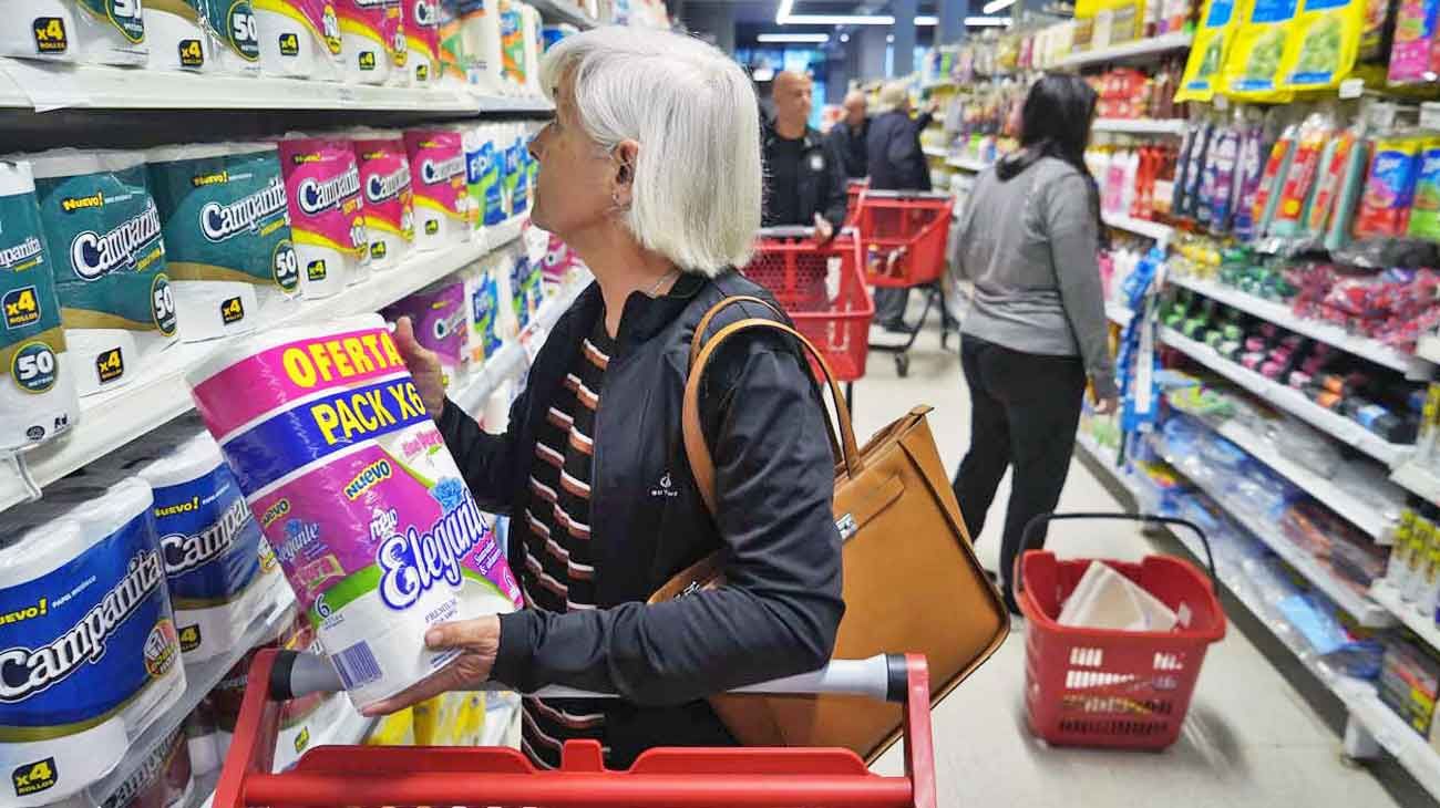 Distorsión de precios: un mismo paquete de azúcar puede costar 500 u 800 pesos
