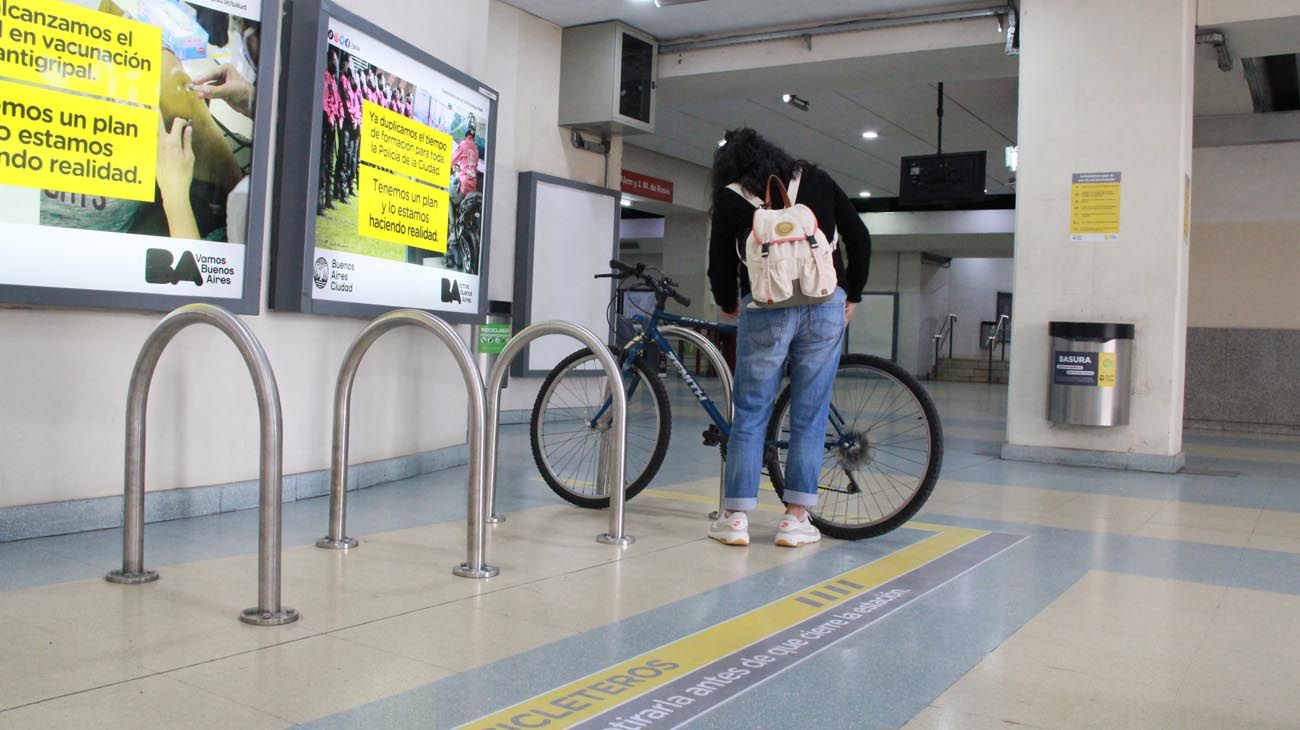 Intermodalidad: instalan bicicleteros en las estaciones de subtes