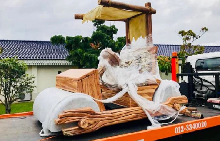 Sultán malasio recibió de regalo el "Troncomóvil" de los Picapiedras