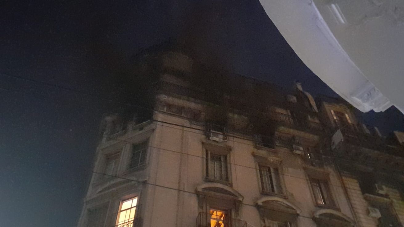 Heridos y evacuados tras incendiarse un edificio en Balvanera