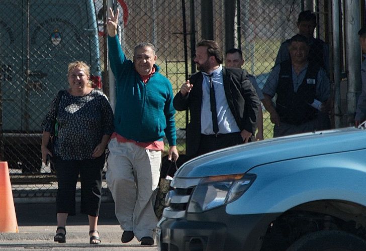 Luis D'Elía quedó en libertad: "Es un honor ser preso político de esta basura"