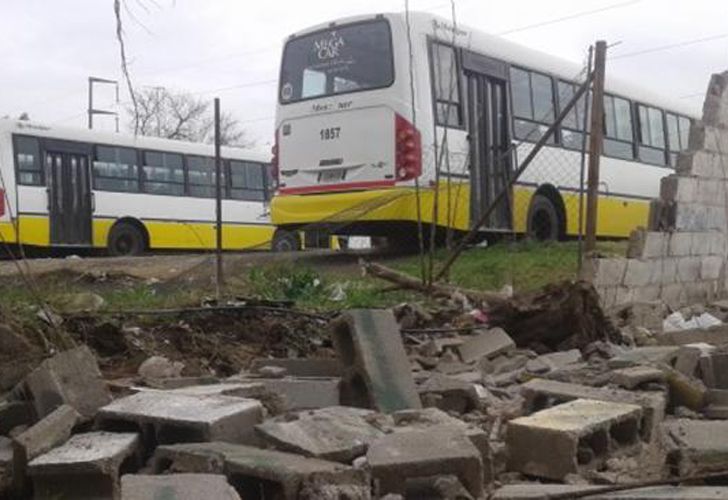 Un pasajero borracho intentó robar un colectivo y chocó antes de salir de la terminal