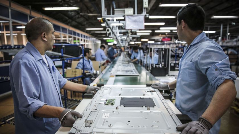 La industria atenuó ritmo de caída, y bajó en junio 12,5%