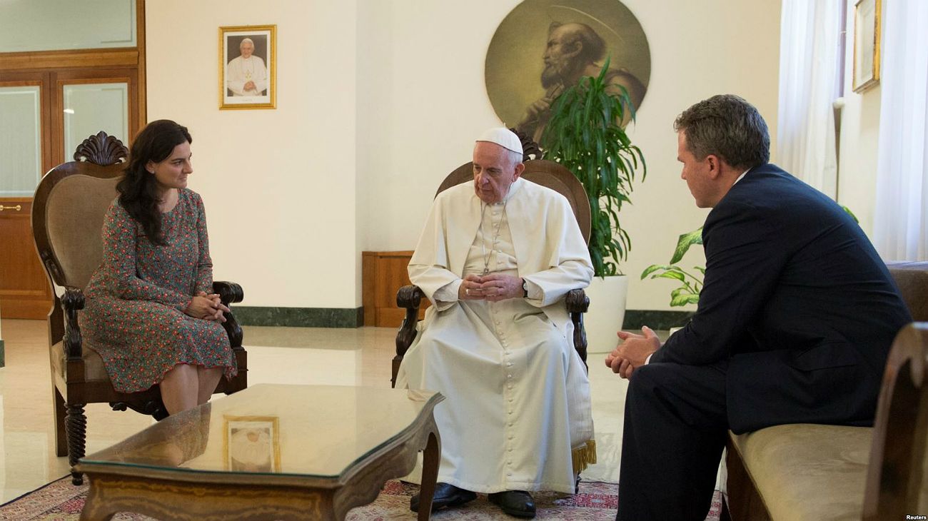 Sorpresiva renuncia en el Vaticano de los voceros del Papa Francisco