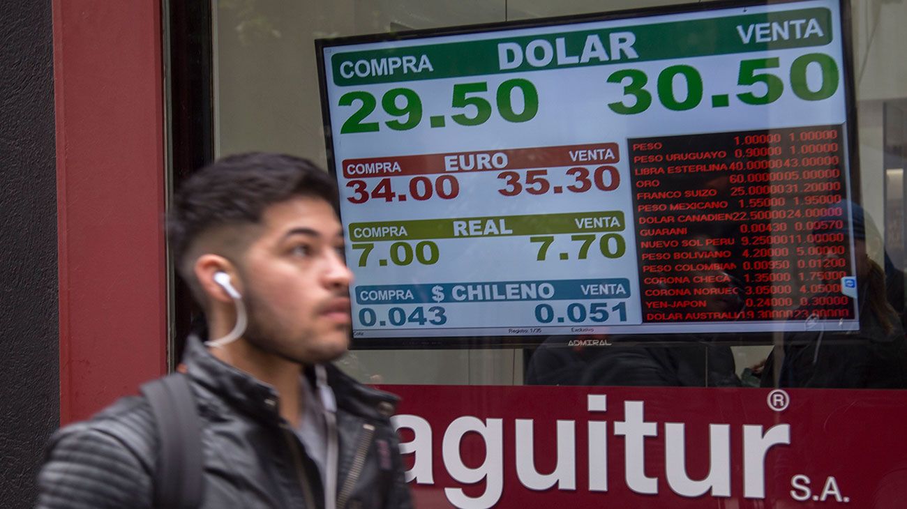 El dólar sigue en alza: subió 13 centavos y aumenta también en Brasil