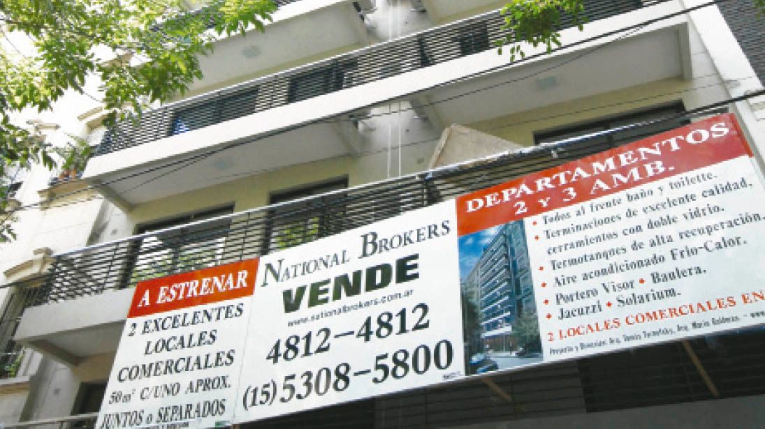 Productos sin precio y ladrillos a la espera de que se defina el dólar
