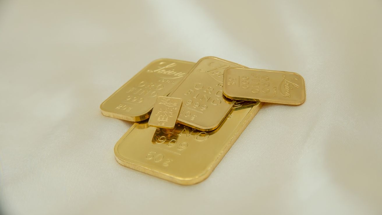 Se registra una inusual alza del oro con altos rendimientos del Tesoro