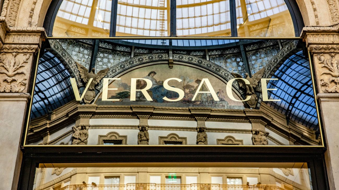 Donatella Versace impone otra llamativa moda