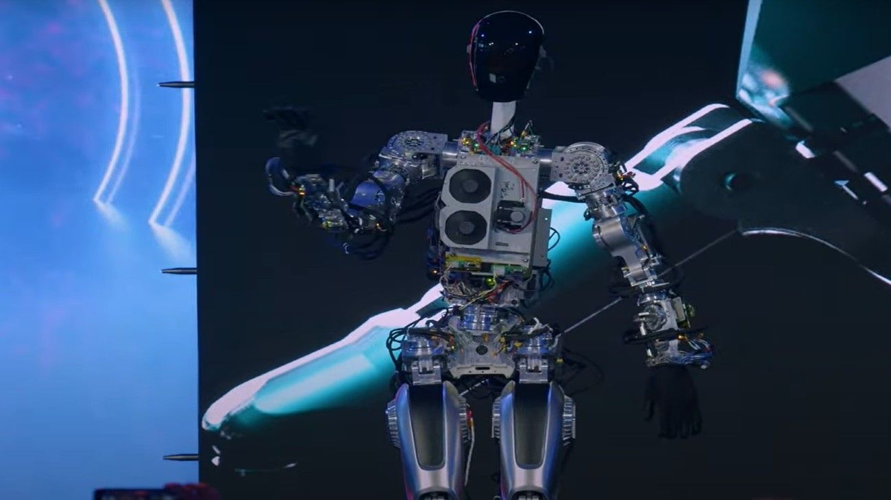Musk planea producir en masa a "Optimus", su robot humanoide