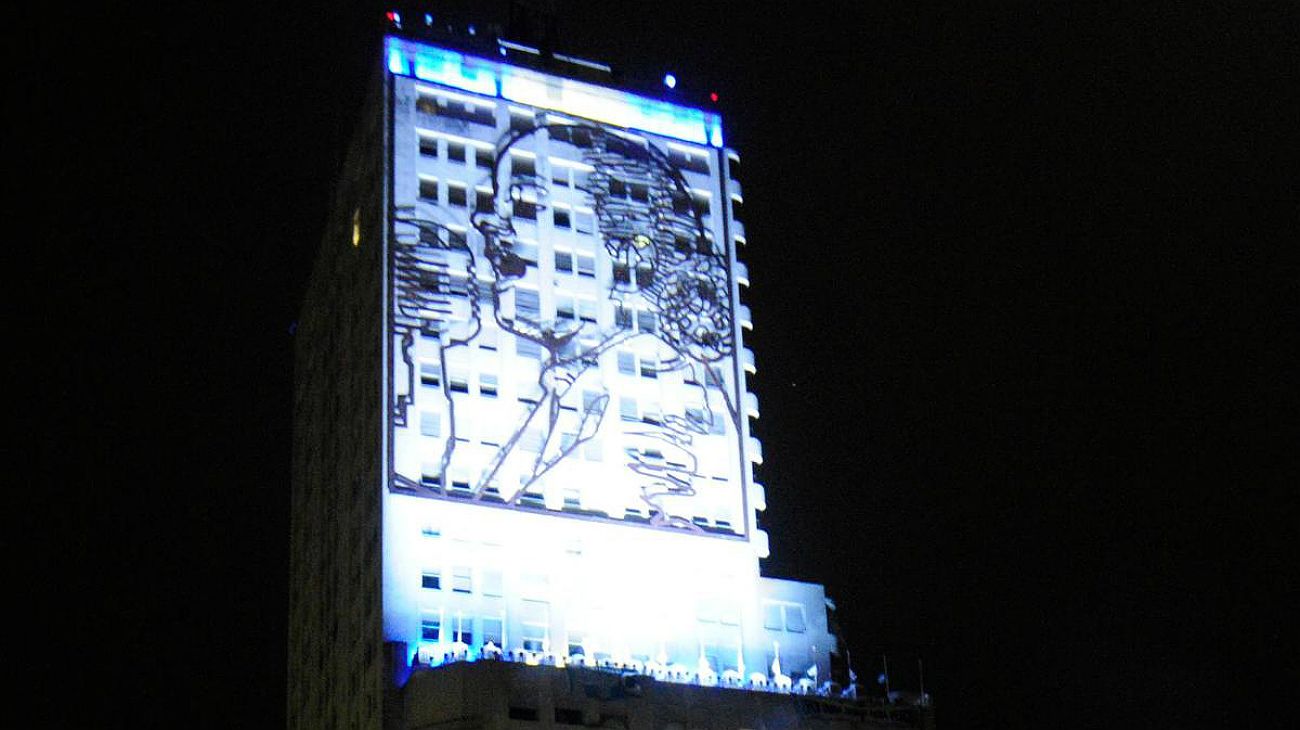 Video | Volvió el peronismo y el mural de Evita volvió a iluminarse