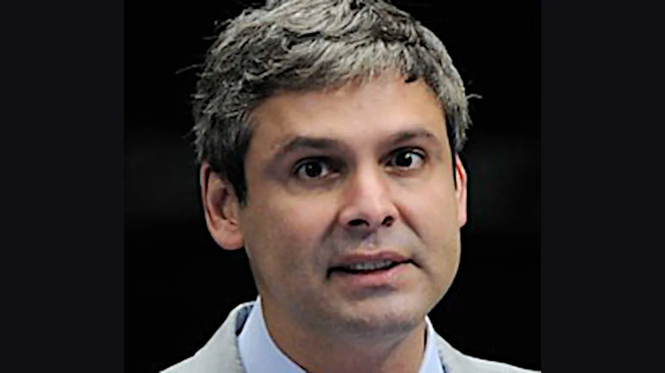 Solicitan alerta roja de Interpol para hijo de Flávio Bolsonaro