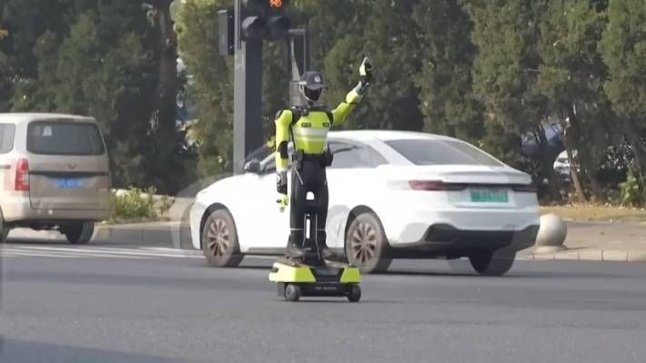 China desplegó robots humanoides con inteligencia artificial para controlar el tráfico