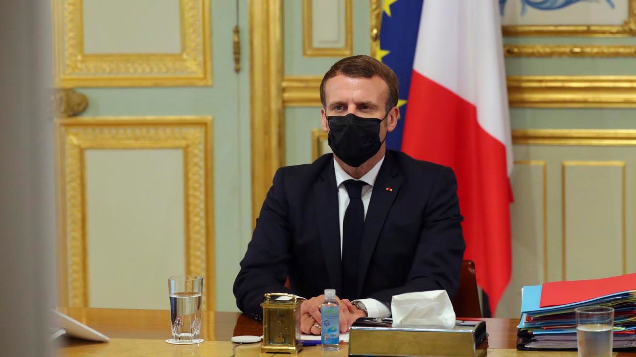 Emmanuel Macron dio positivo de coronavirus y va a aislarse una semana