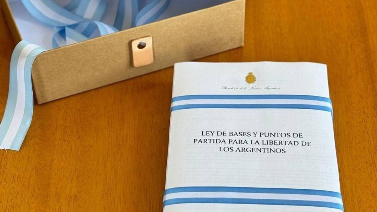 Cuál es la diferencia entre el DNU y la Ley Ómnibus