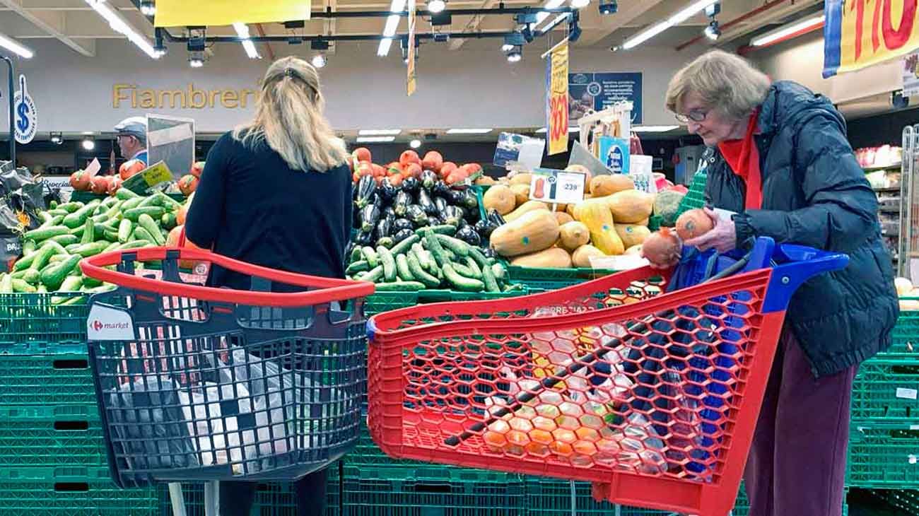 Frutas y alimentos básicos muestran desaceleración en los precios en julio, según economista