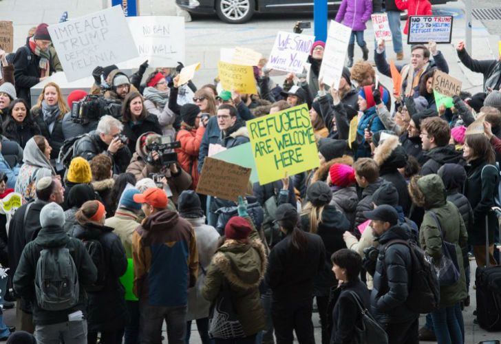 Protestas por los primeros deportados de Trump: refugiados, científicos y traductores