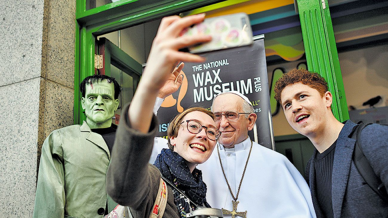 El papa Francisco inicia una difícil visita a Irlanda