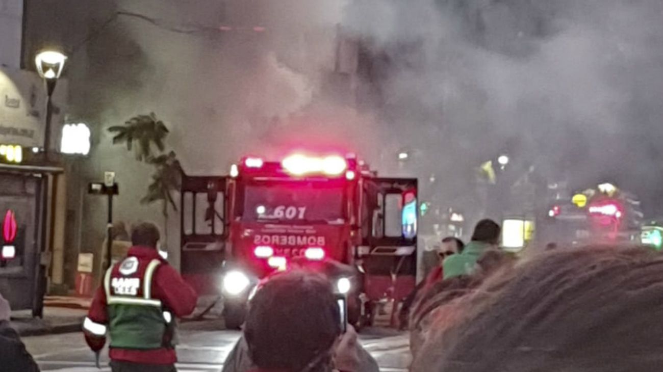 Los impactantes videos del incendio y explosiones que mataron a dos bomberos