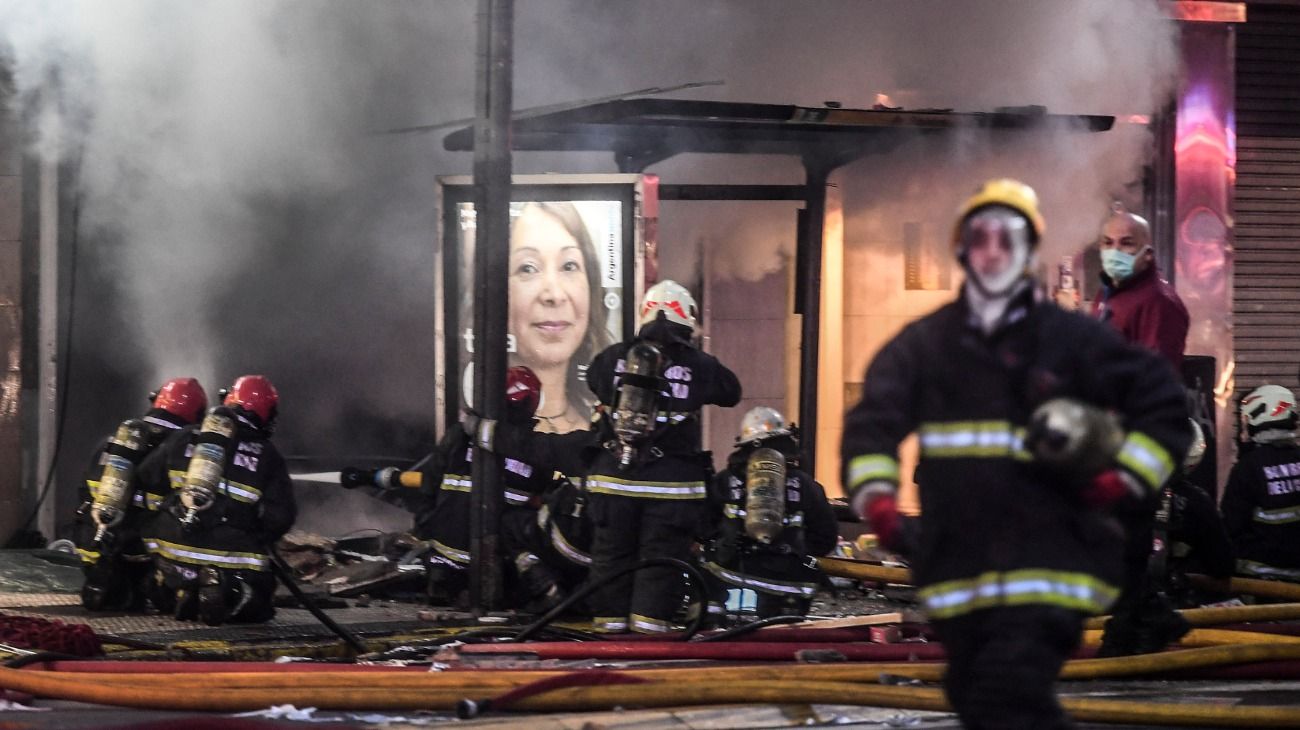 Dos bomberos muertos y seis heridos por las explosiones e incendio en un local de Villa Crespo