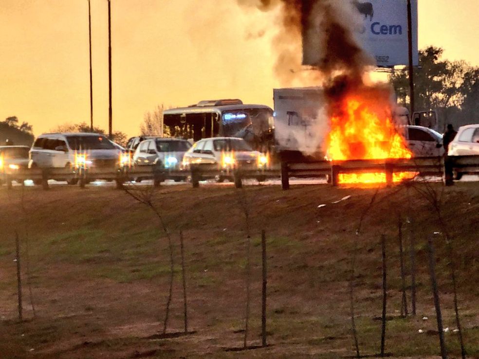 Choque múltiple en Panamericana: un auto se prendió fuego en Pilar y hay cuatro heridos