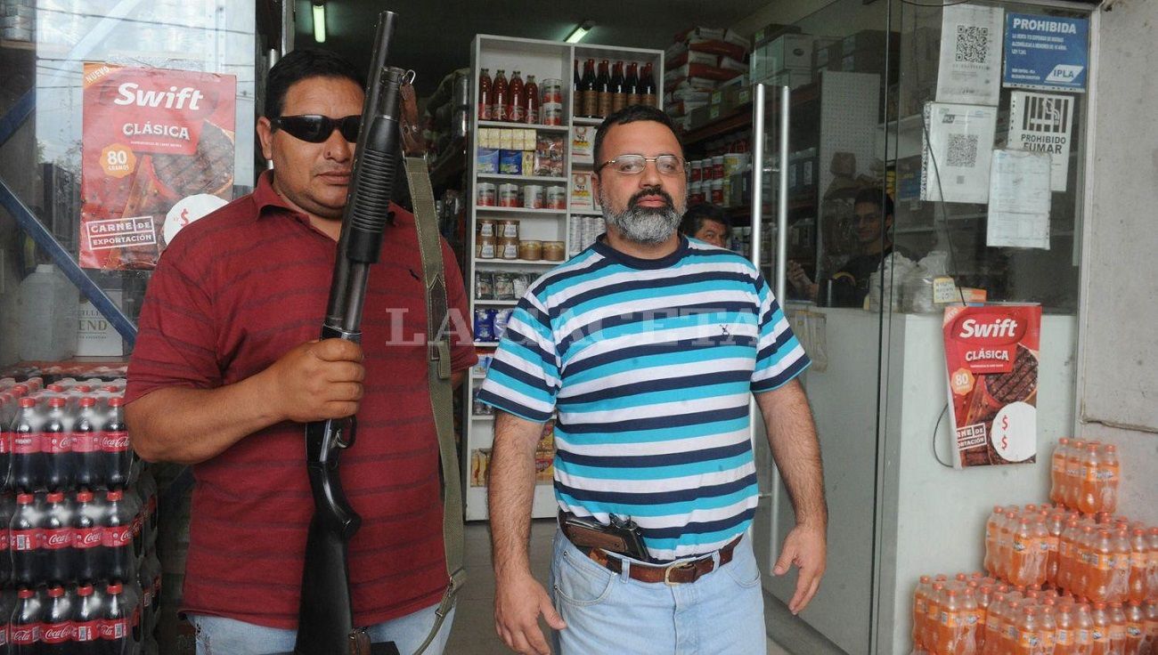 Así atiende un comerciante su negocio para ahuyentar a los ladrones