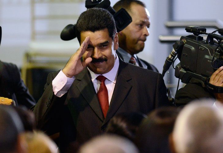 Nicolás Maduro asume como "presidente encargado" y podrá ser candidato