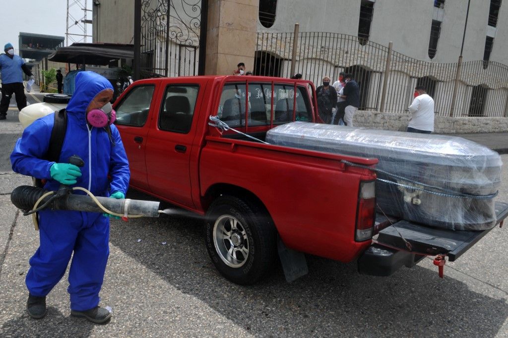 El coronavirus se acelera, desborda hospitales y siembra la muerte en Ecuador