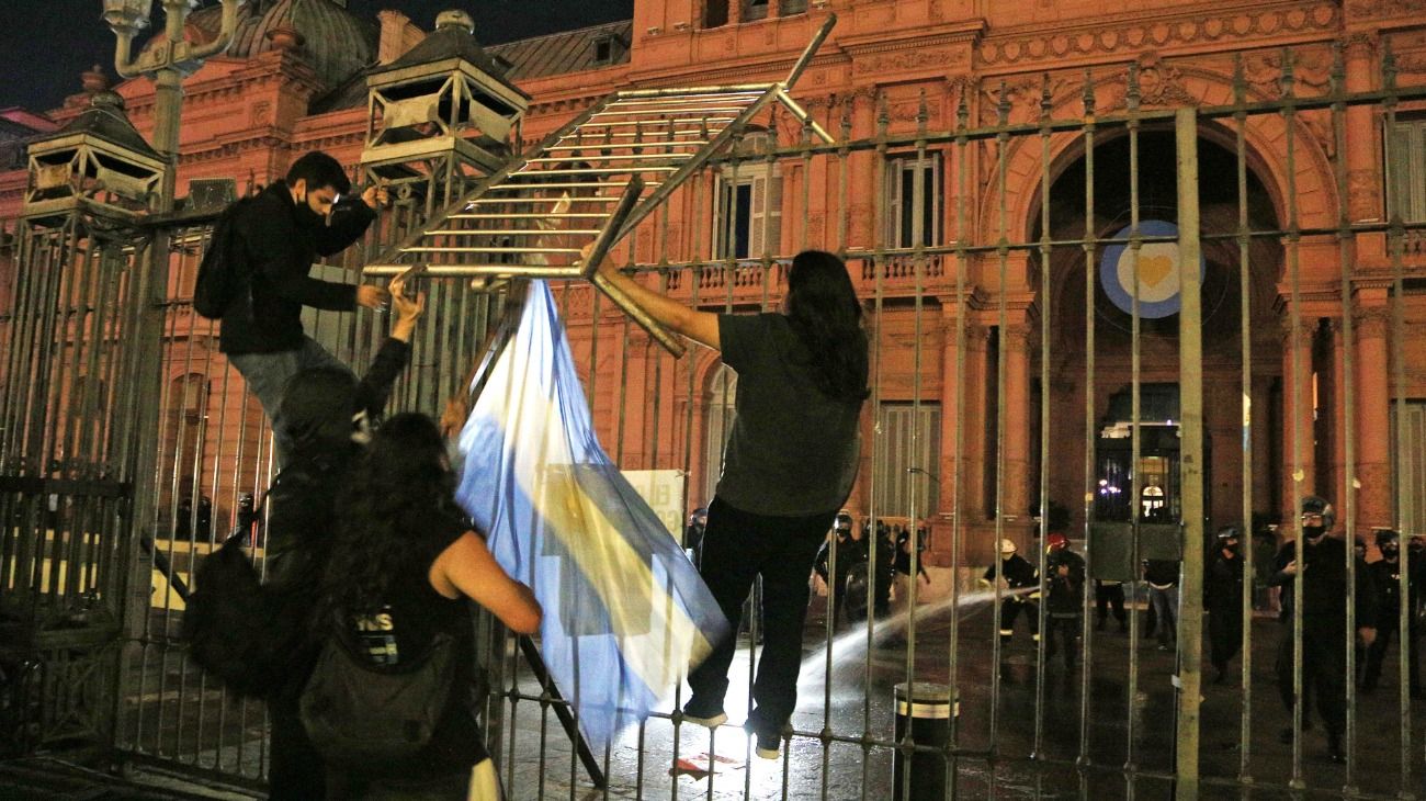Marcha del 17A: intentaron arrojar una valla metálica sobre la reja de Casa Rosada