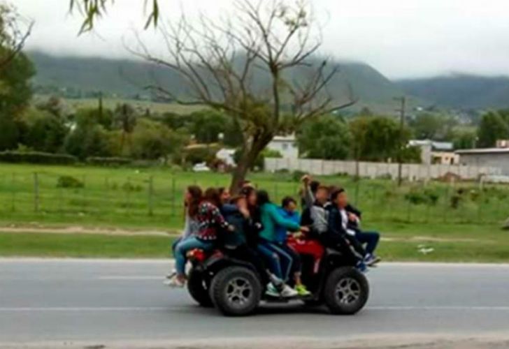 Diez chicos circulaban arriba de un cuatriciclo en una ruta en Tucumán
