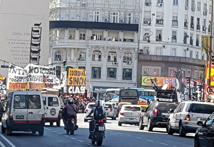 Manifestantes realizan un corte en 9 de Julio y Corrientes