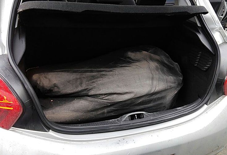 Encontró un cadáver en el baúl del auto que le habían robado