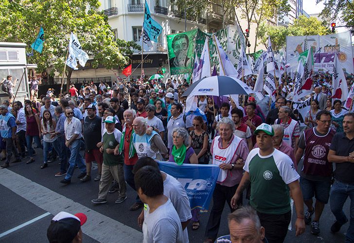 Por la crisis, los sindicatos piden "paritarias permanentes"