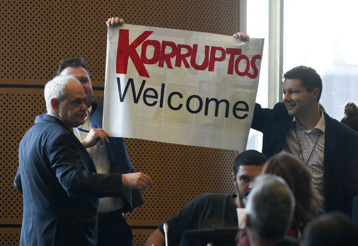 Escracharon a Cristina al grito de "Korruptos welcome"
