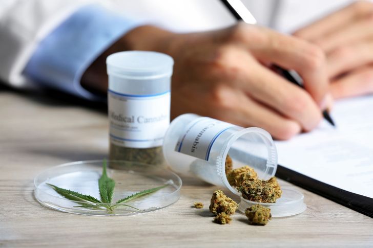 Cannabis medicinal: ordenan a obra social importar aceite para una niña
