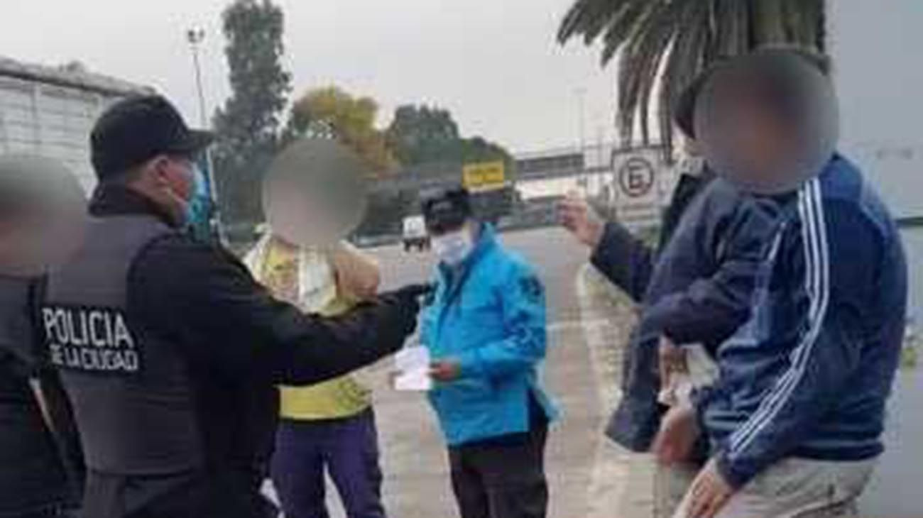 Sin permiso de circulación intentaron violar la cuarentena escondidos en un camión
