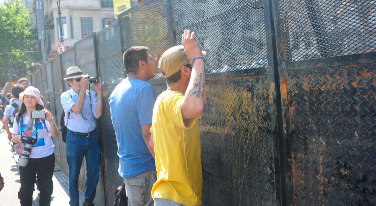 "Handies", encapuchados y detenidos: máxima tensión en la marcha anti G20